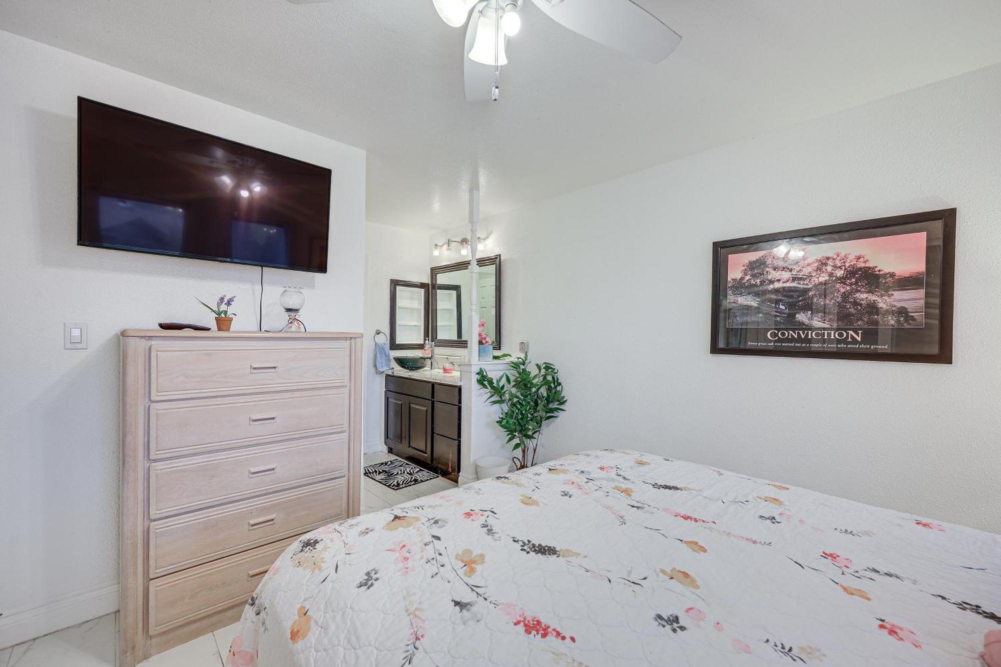 Holiday home 6 Mi To Six Flags Fiesta Texas Poolside Paradise! San Antonio