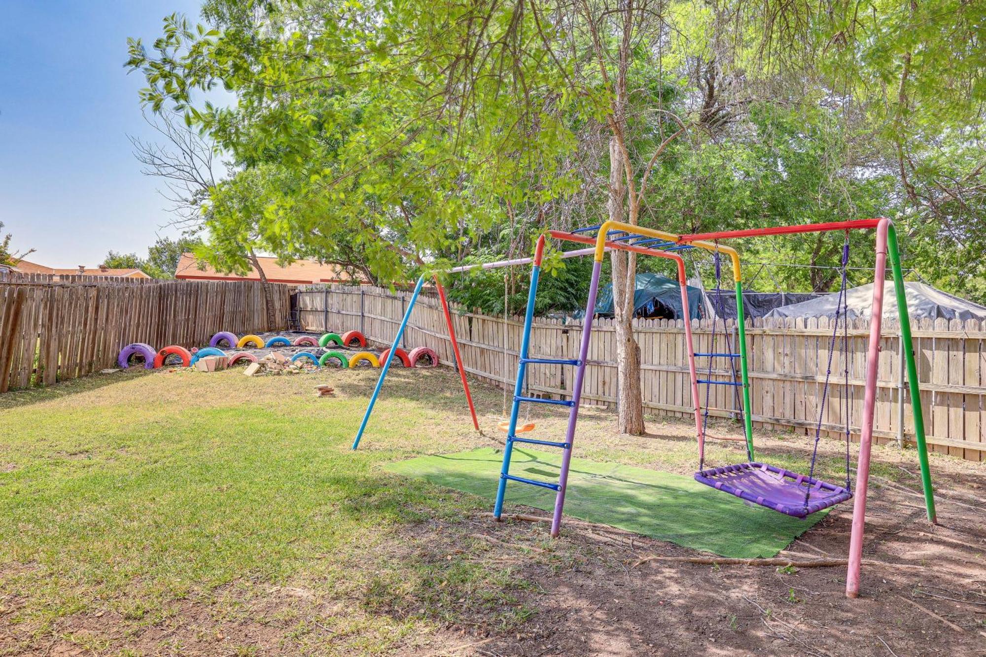 Holiday home 6 Mi To Six Flags Fiesta Texas Poolside Paradise! San Antonio