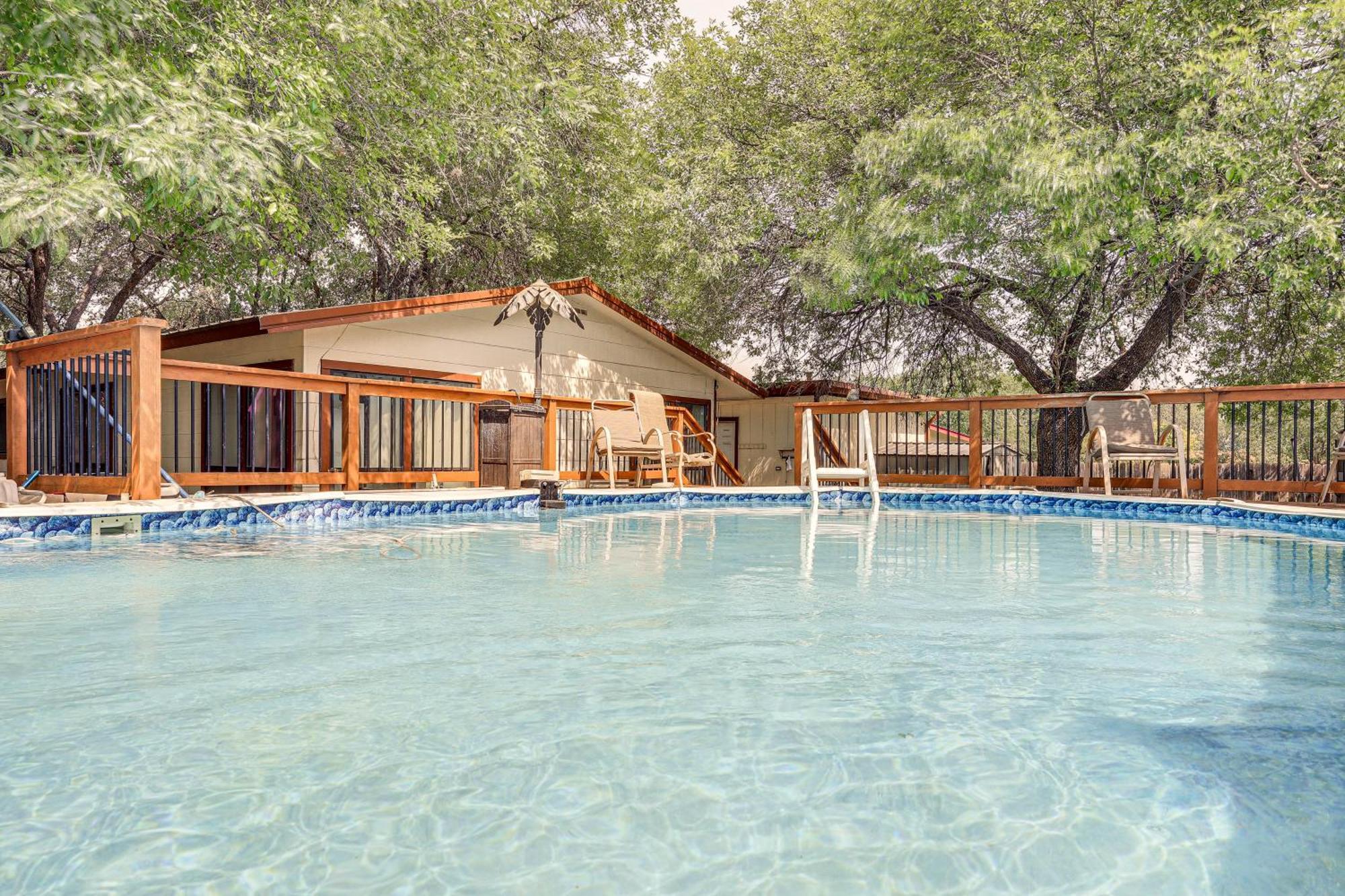 6 Mi To Six Flags Fiesta Texas Poolside Paradise! Holiday home